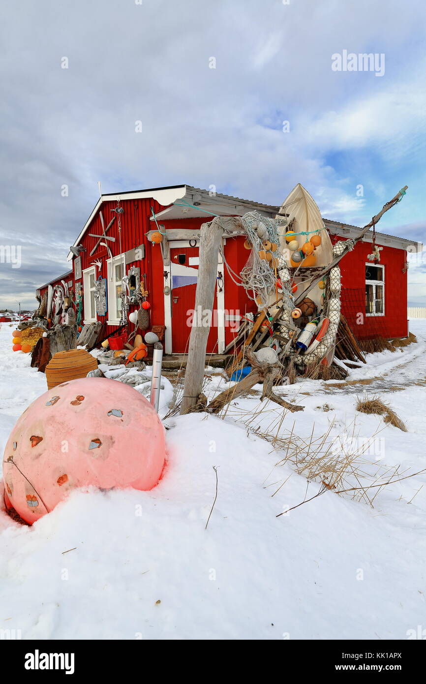 Excentriquement ornate-rouge façade peinte de rorbu-cabane de pêche saisonnières traditionnelles maintenant pour les touristes à côté de fv888-laukvikveien road-nw.côté de austva Banque D'Images