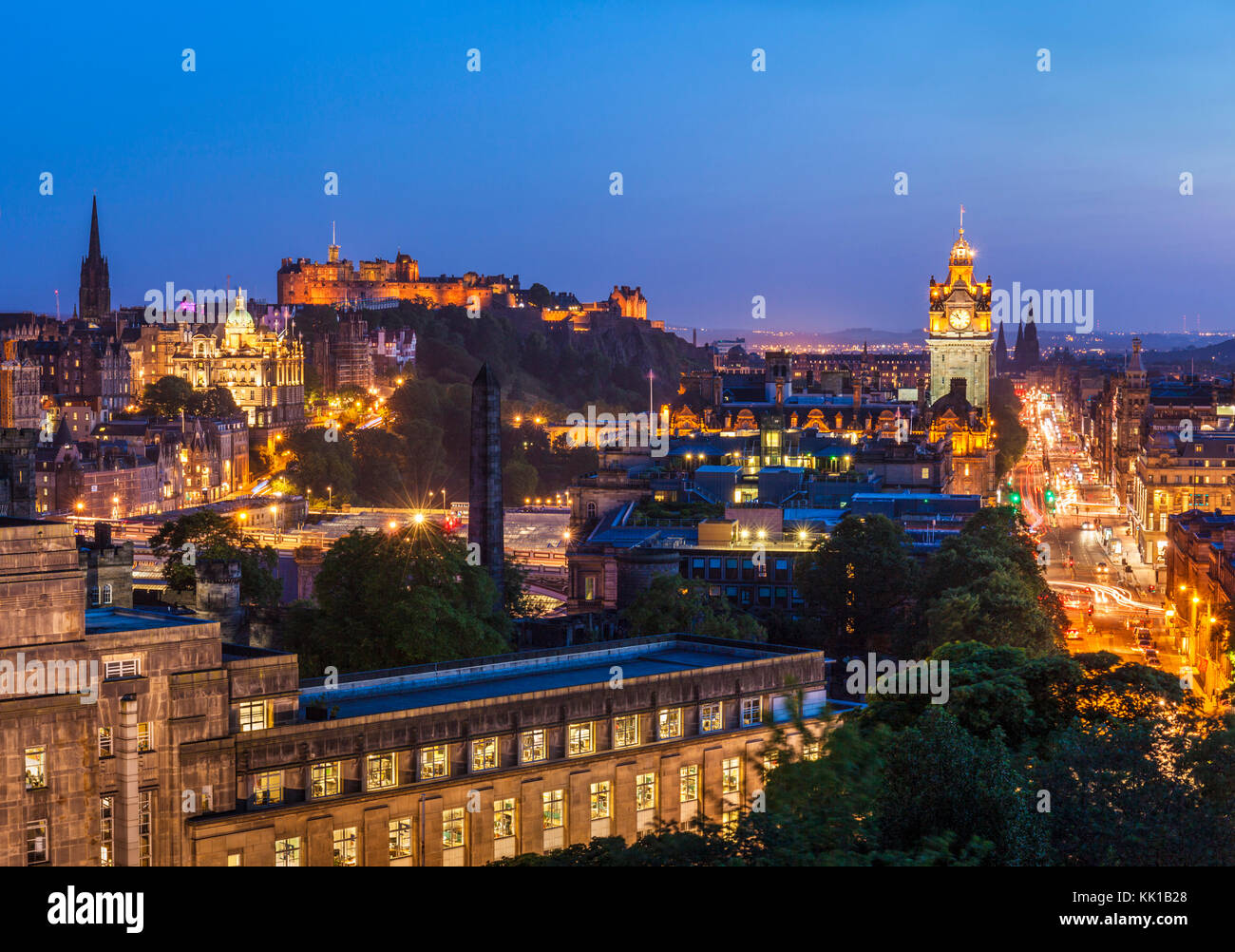 Vue vers le bas d'edimbourg Princes street à Edimbourg de nuit skyline et château d'Édimbourg (new town centre-ville d'Édimbourg Edinburgh Scotland UK GO Europe Banque D'Images