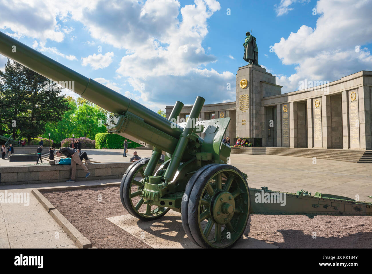 Mémorial de guerre soviétique, vue d'un obusier et statue d'un soldat de l'Armée rouge dans le Monument de guerre soviétique dans le Tiergarten, Berlin, Allemagne. Banque D'Images