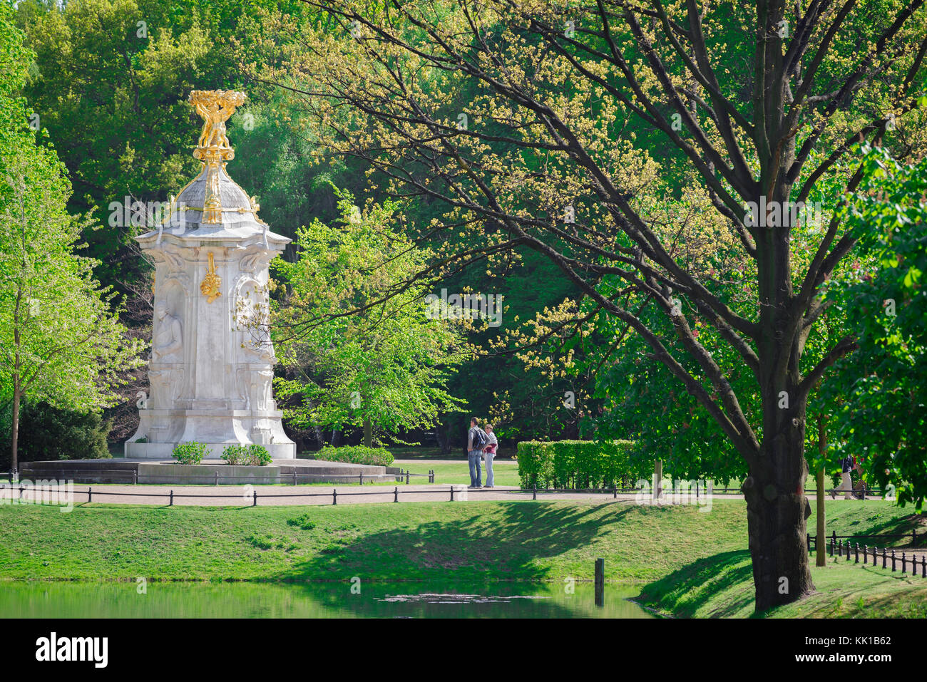 Tiergarten Berlin, touristes pause pour étudier l'Beethoven-Haydn-monument Mozart dans le parc de Tiergarten à Berlin, Allemagne. Banque D'Images