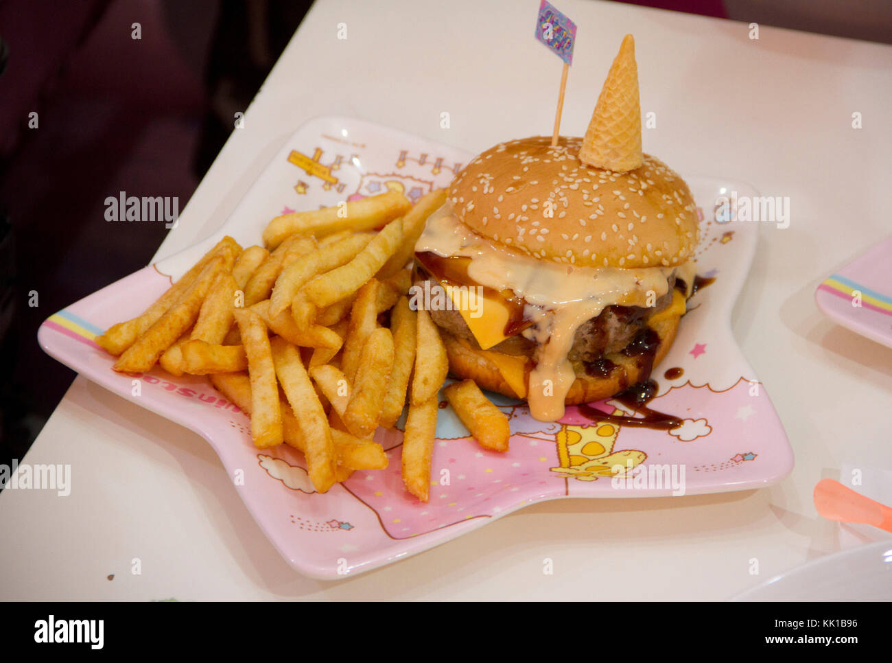Un burger à l'unicorn unicorn cafe, une licorne et thème arc-en-ciel à Bangkok, Thaïlande. Banque D'Images