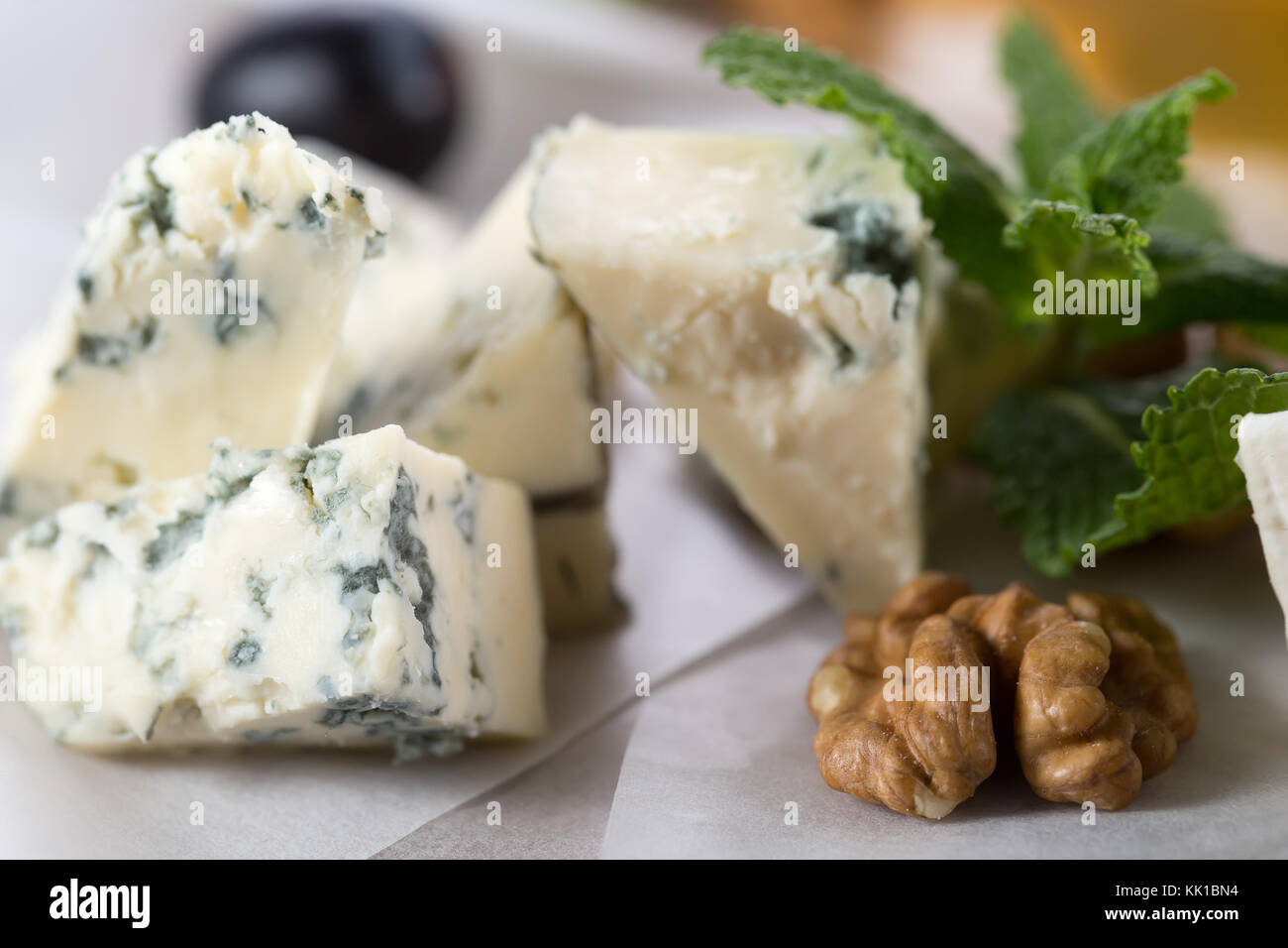 Un assortiment de fromage et les olives. Banque D'Images