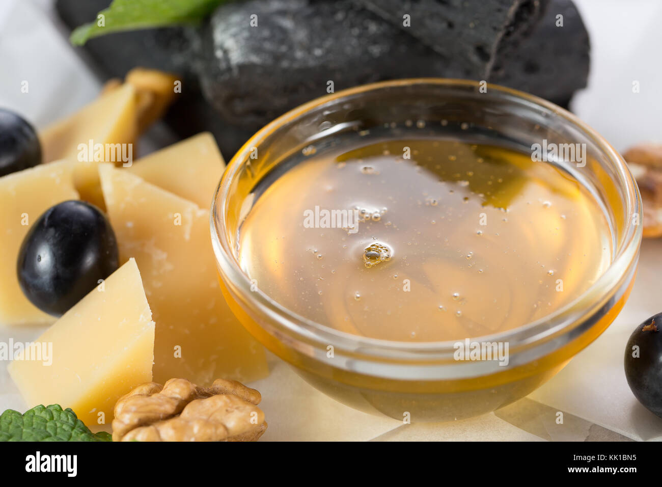 Un assortiment de fromage et les olives. Banque D'Images