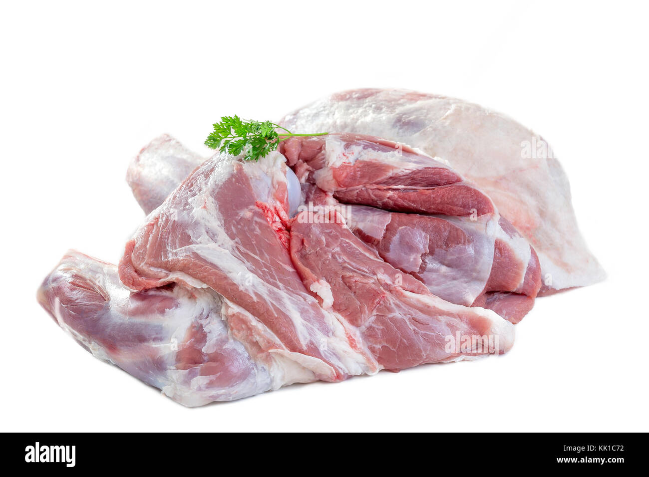 Épaule d'agneau de printemps non cuites fraîches isolées commune sur fond blanc Banque D'Images