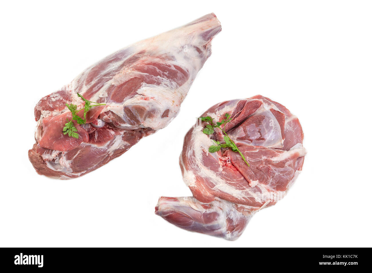 Épaule d'agneau de printemps frais et non cuits jambe isolé sur fond blanc Banque D'Images