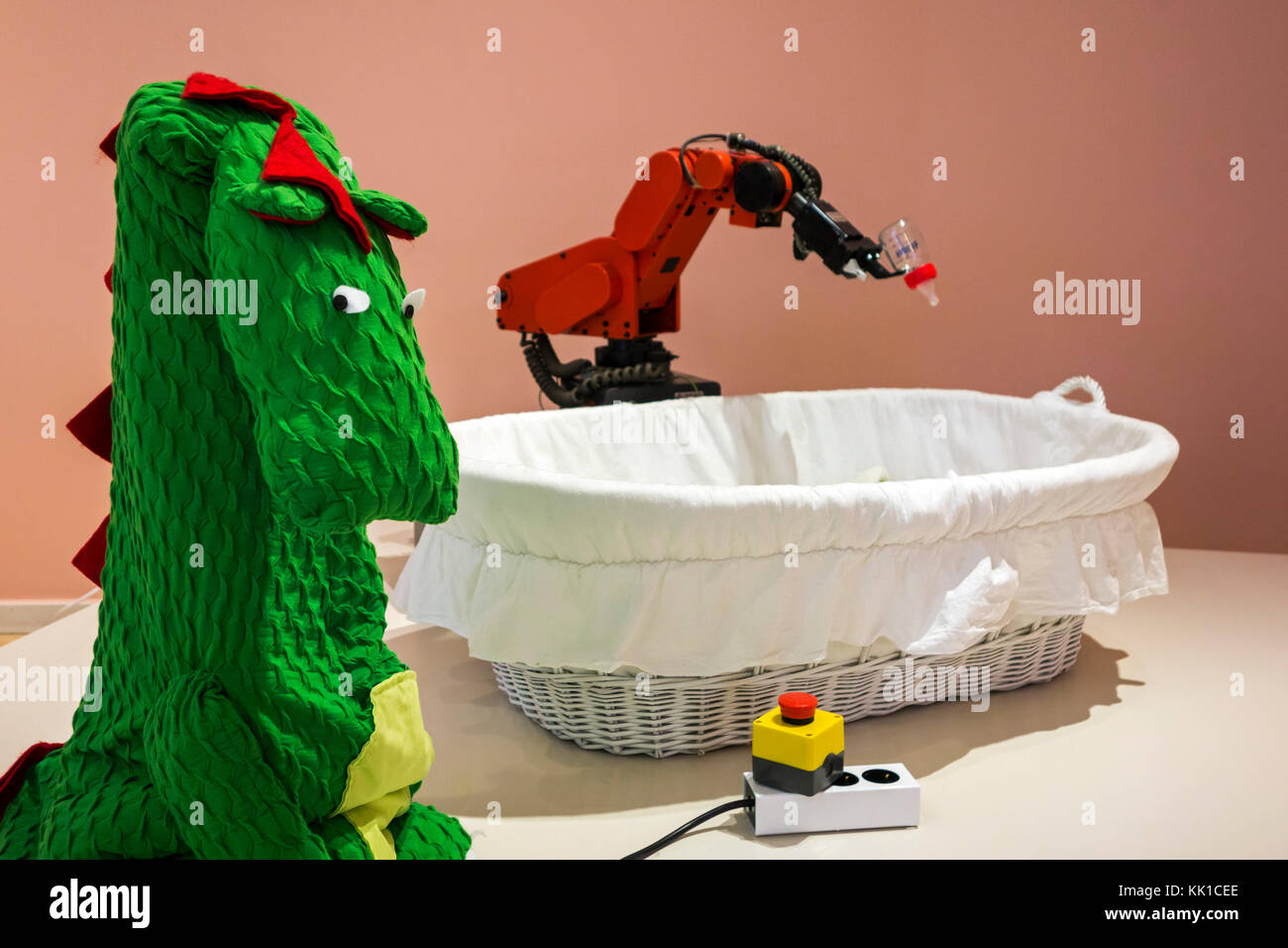 Robot d'alimentation de bébé, kill switch pour désactiver le robot et le dragon costume pour faire des robots industriels plus accessible Banque D'Images
