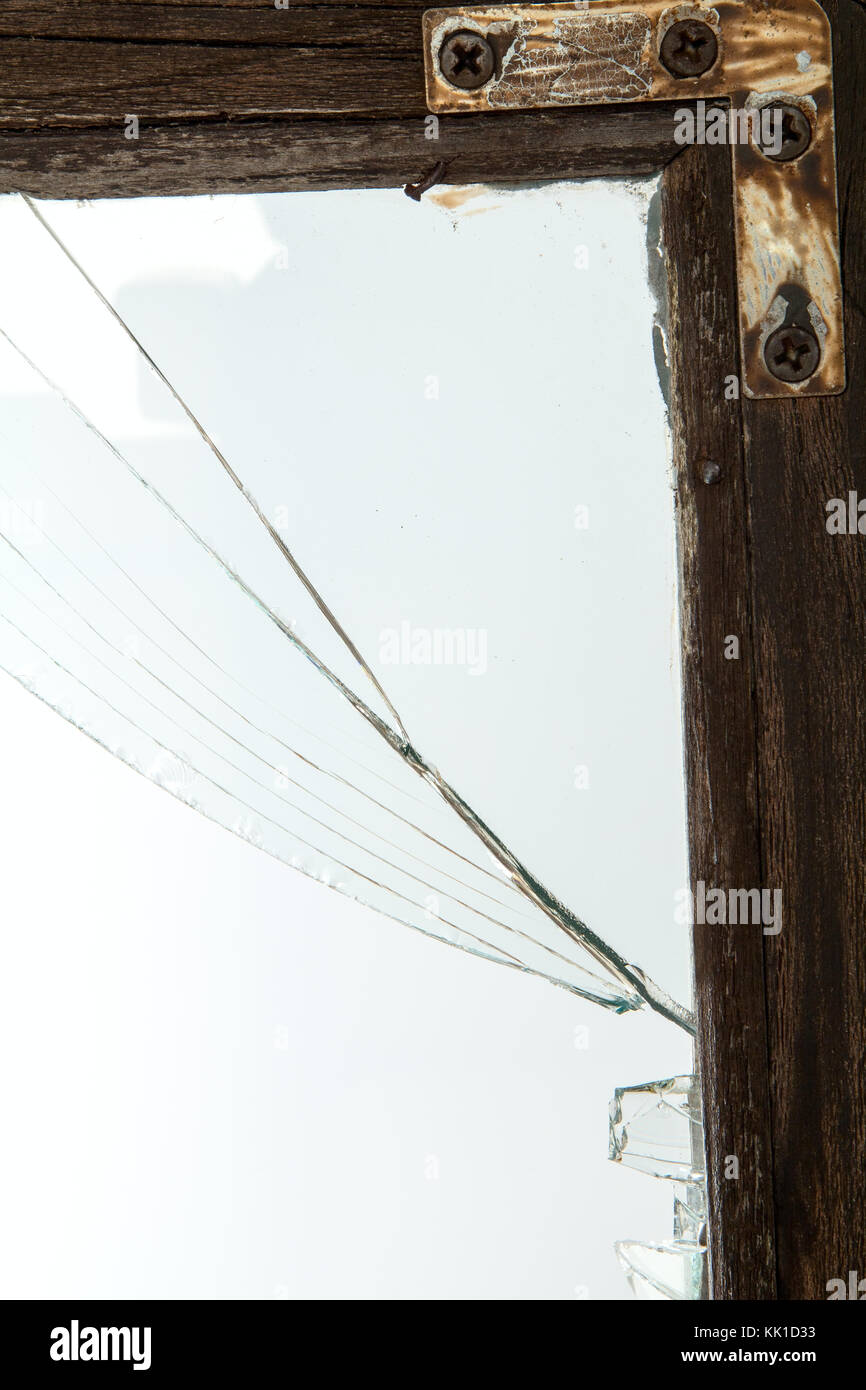 Fenêtre cassée avec du verre vintage cadre autour de Banque D'Images
