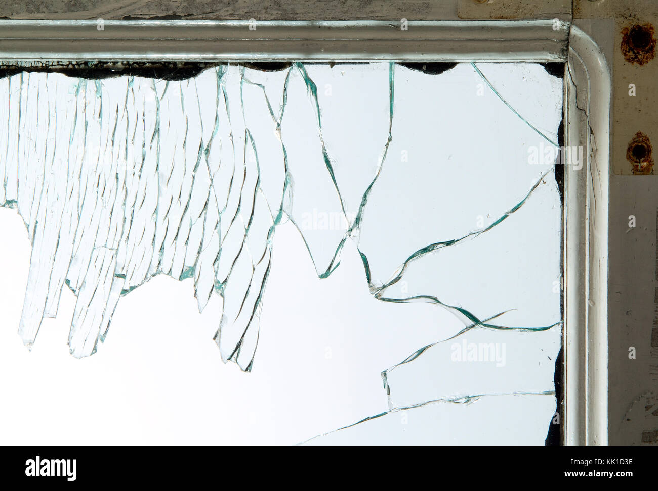 Fenêtre cassée avec du verre vintage cadre autour de Banque D'Images