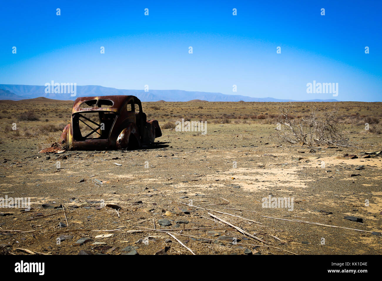 Vieux voiture rouillée dans le désert Banque D'Images