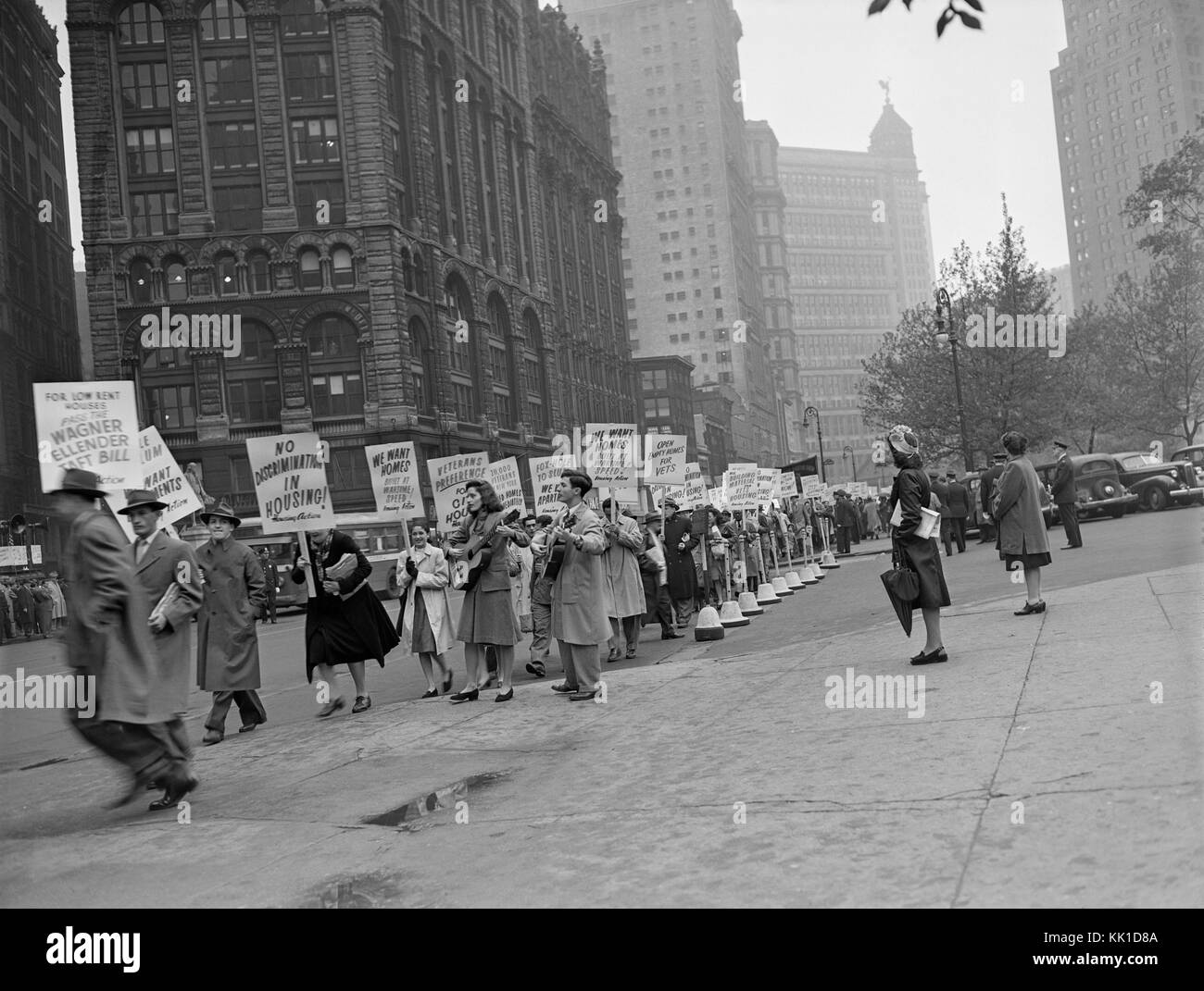 Une manifestation devant l'Hôtel de ville de New York en 1946 par les anciens combattants de la Seconde Guerre Mondiale pour protester au sujet du logement. Immédiatement après la guerre, il y avait une pénurie de logements aux États-Unis. Banque D'Images