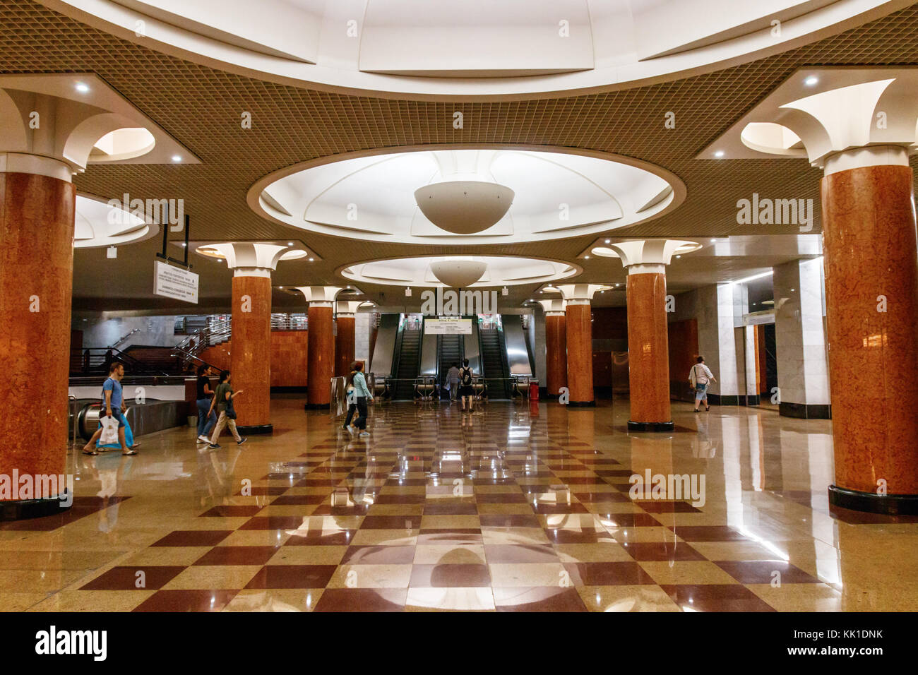 Les passagers dans le hall d'entrée et de sortie du parc Pobedy. Le métro de Moscou est l'un des plus grands systèmes de transport en commun rapide dans le monde. Banque D'Images