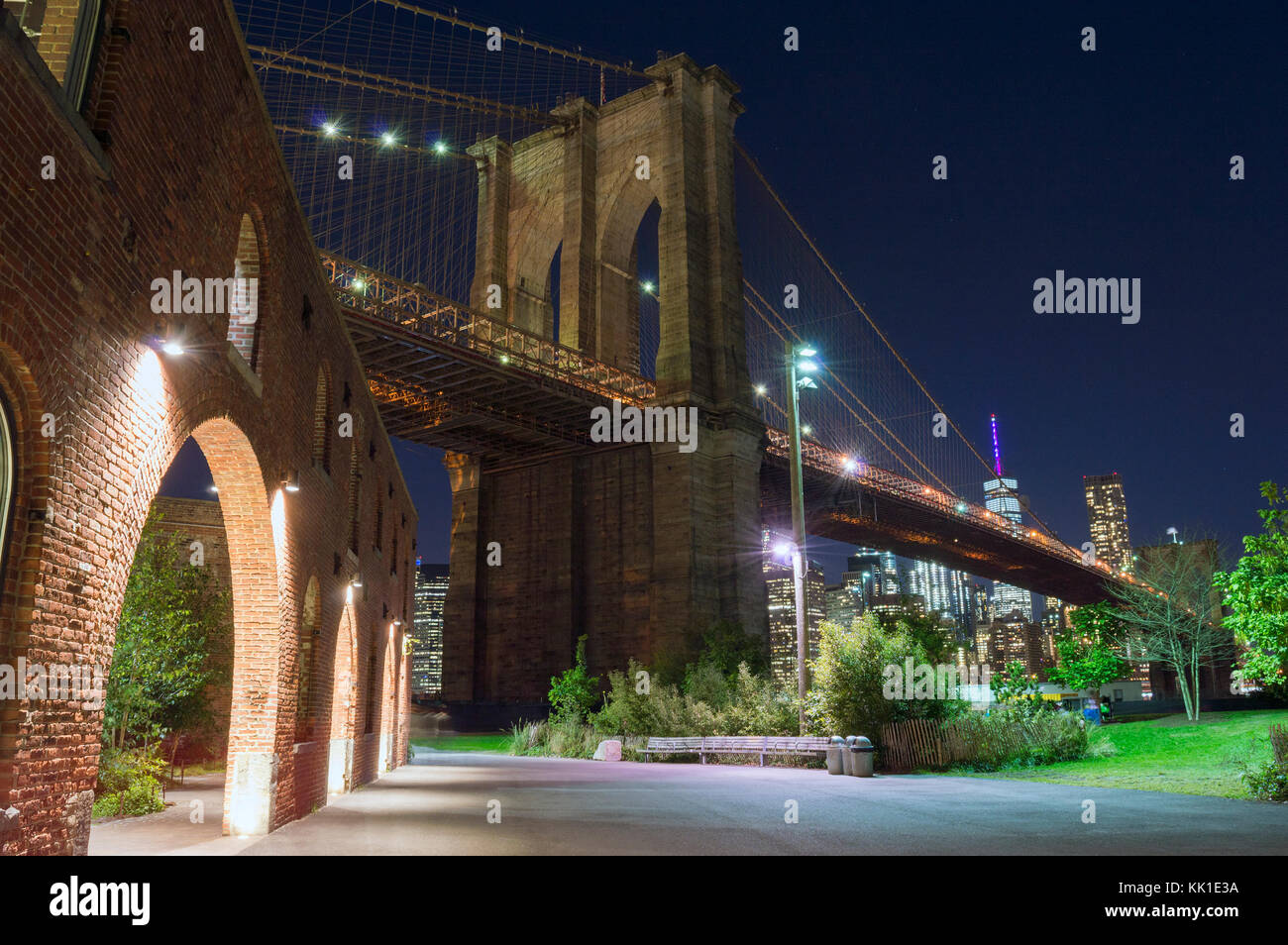 Pont de Brooklyn de nuit pris de Brooklyn Bridge park. Banque D'Images