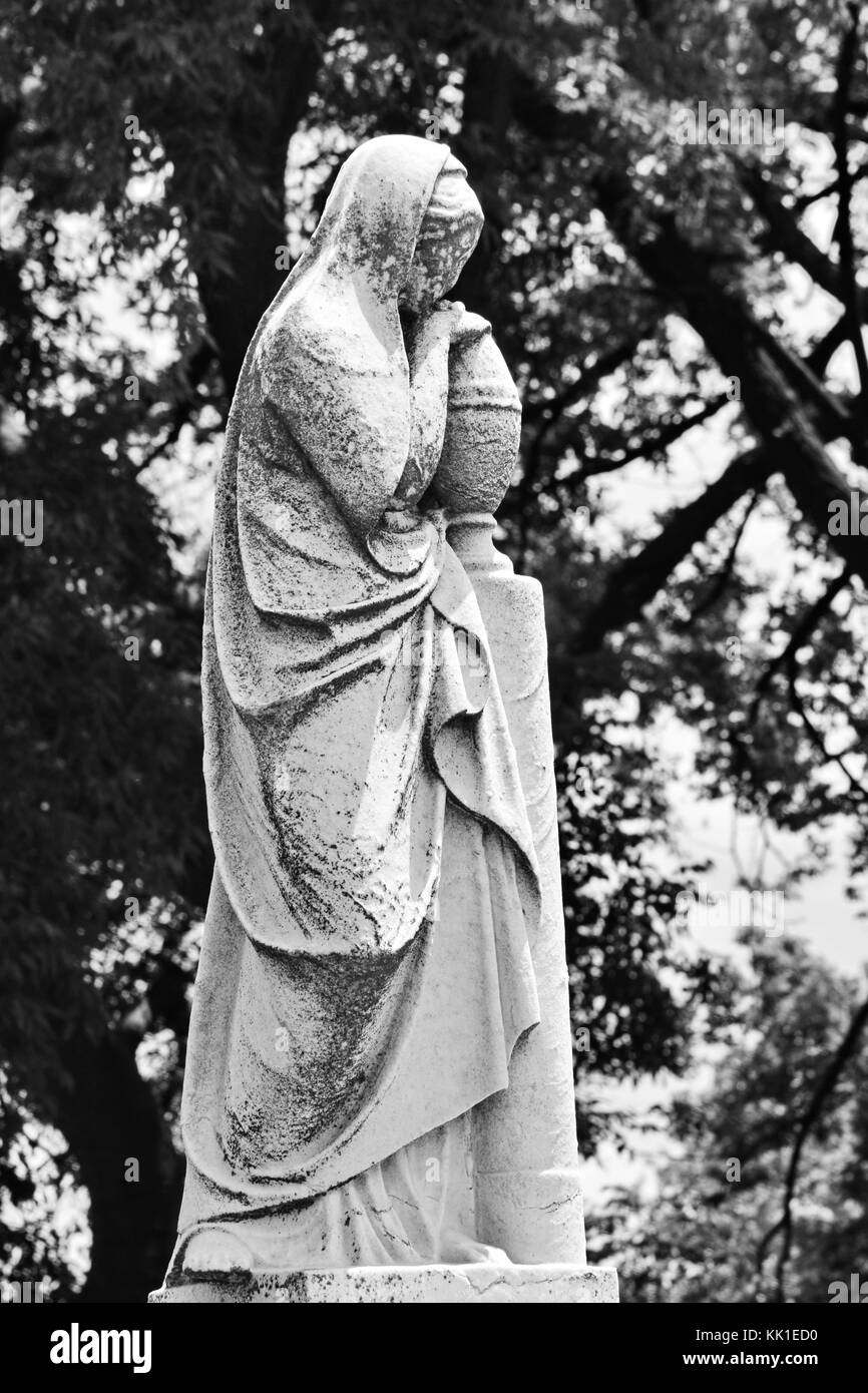 Une dame robe n'envisage la mort et le chagrin au-dessus d'une tombe. Banque D'Images Une dame robe n'envisage la mort et le chagrin au-dessus d'une tombe. Banque D'Images