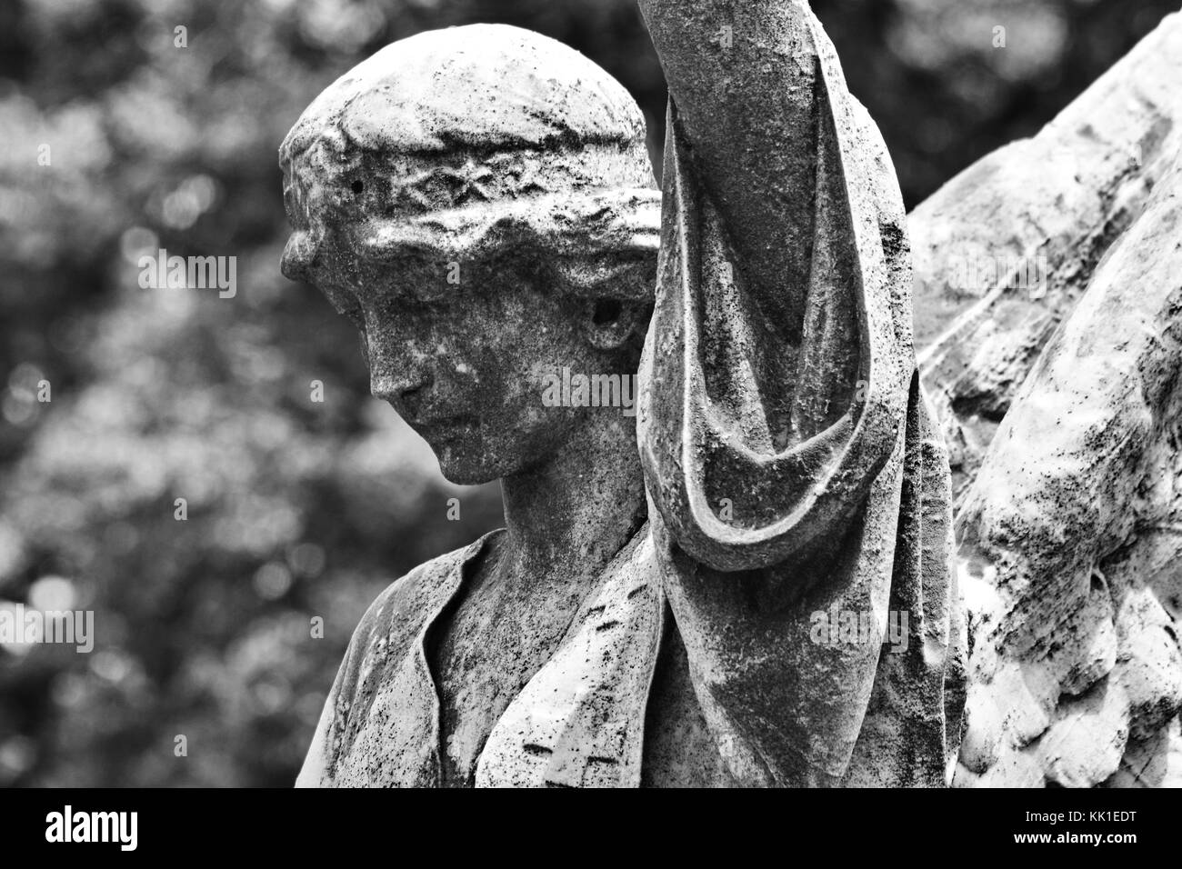 Cet ange s'agenouille au sommet d'un mémorial à l'épitaphe "Il est semé en faiblesse, il est relevé au pouvoir." Banque D'Images Cet ange s'agenouille au sommet d'un mémorial à l'épitaphe "Il est semé en faiblesse, il est relevé au pouvoir." Banque D'Images