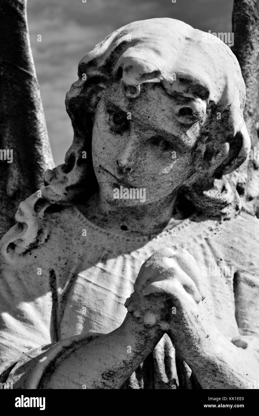 Les mains jointes dans la prière d'un ange tenir un chapelet. Banque D'Images Les mains jointes dans la prière d'un ange tenir un chapelet. Banque D'Images