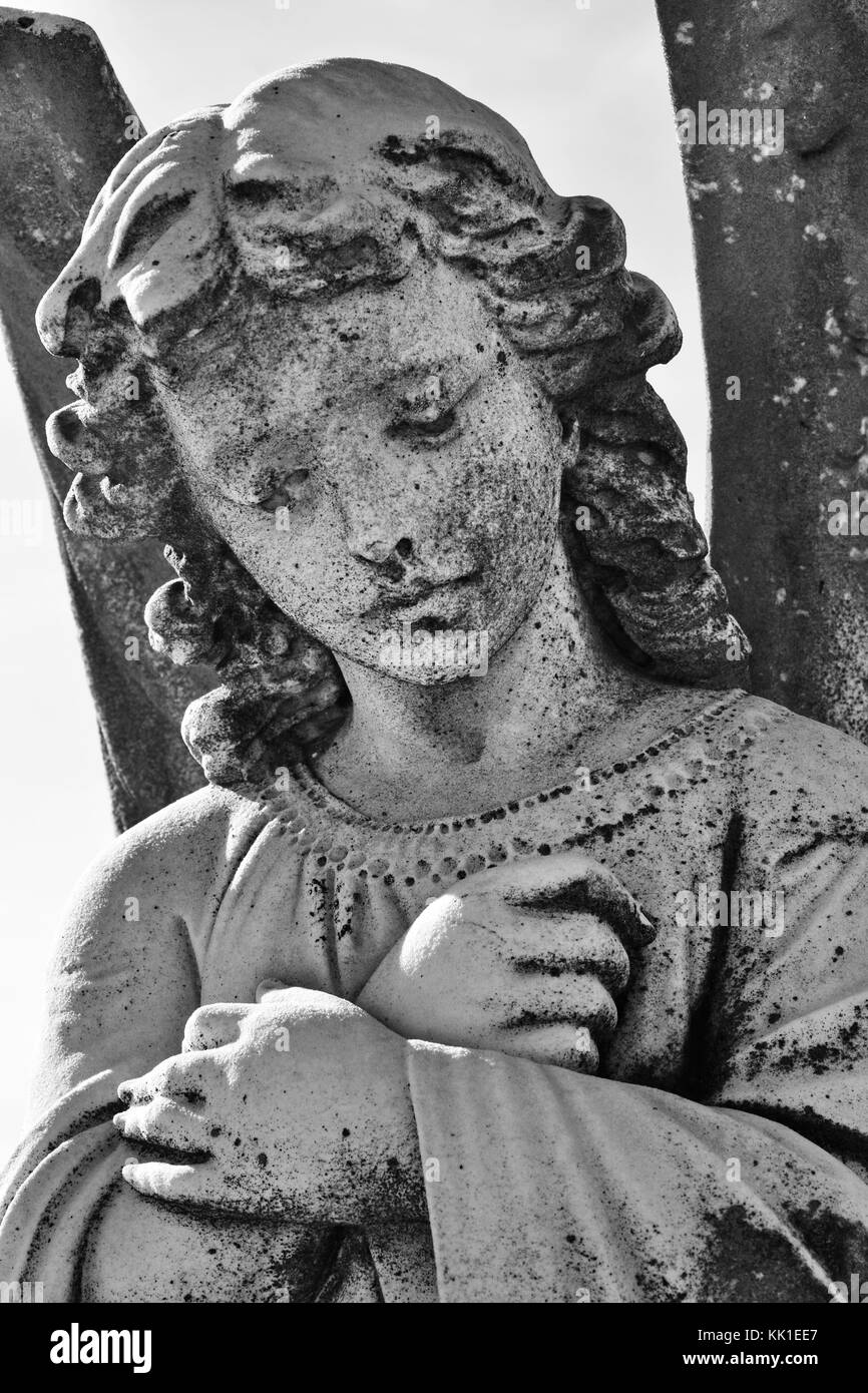 Un ange repentant dans le cimetière historique Riverview, de Richmond, en Virginie. Banque D'Images Un ange repentant dans le cimetière historique Riverview, de Richmond, en Virginie. Banque D'Images