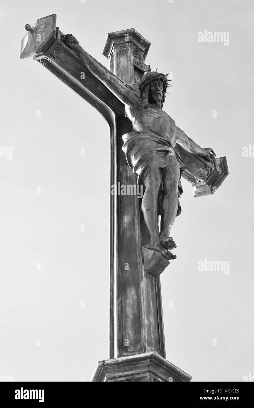 Beau crucifix au-dessus d'une tombe rappelle aux fidèles que Jésus continue de veiller sur eux. Banque D'Images Beau crucifix au-dessus d'une tombe rappelle aux fidèles que Jésus continue de veiller sur eux. Banque D'Images