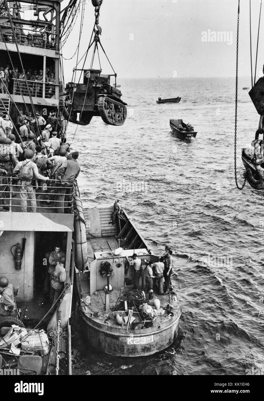 Guadalcanal-Tulagi les débarquements, 7-9 août 1942 Description : Un Corps des Marines américains M2A4 Stuart light tank est levé, de l'USS Alchiba (AK-23) dans un LCM(2) des engins de débarquement, au large de l'invasion de Guadalcanal plages sur la première journée des débarquements, il y a 7 août 1942. Banque D'Images