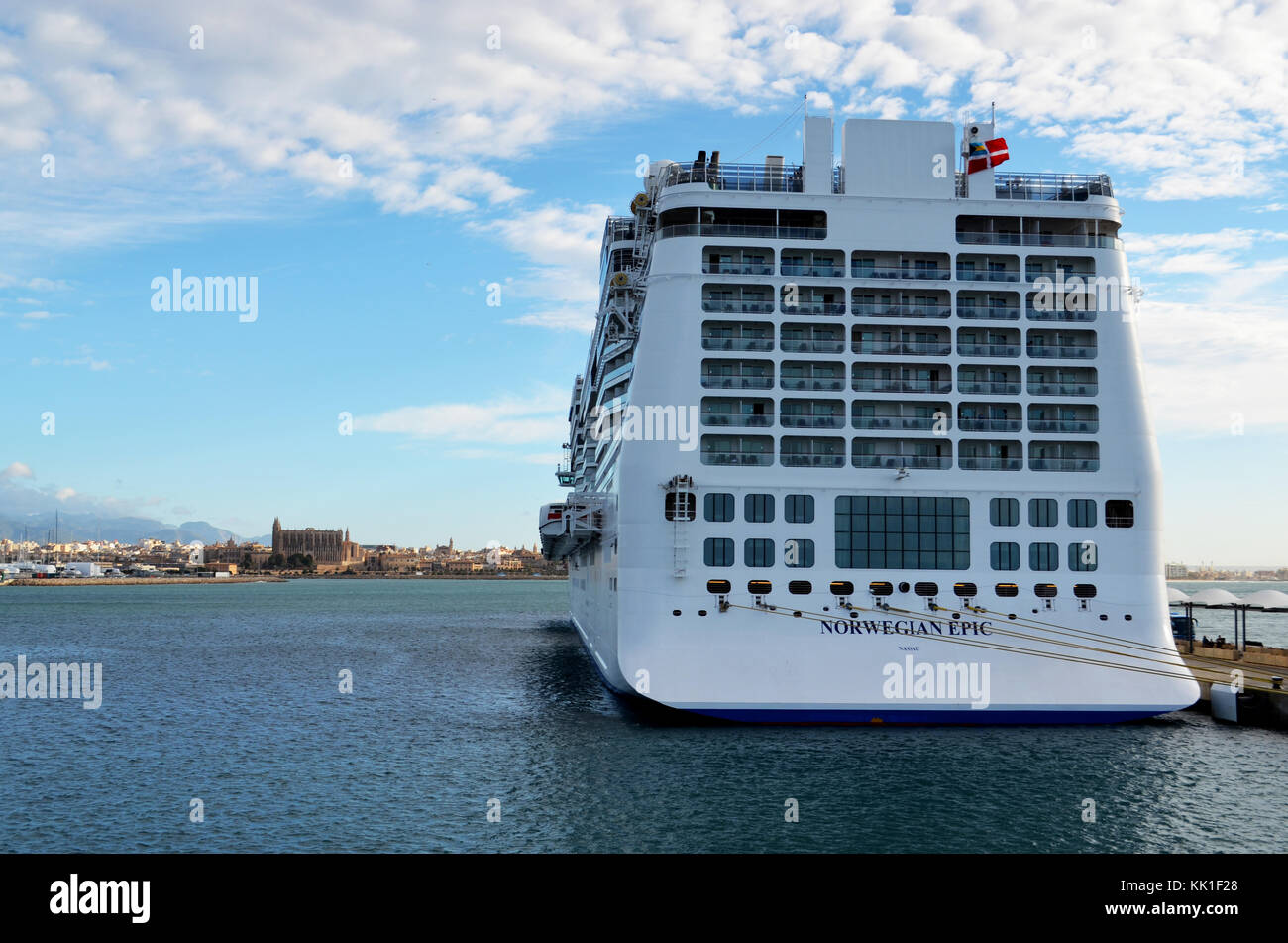 Palma de Majorque Espagne Port de croisière. Bateau de croisière Norwegian Epic quai au port avec vue sur la ville en arrière-plan. Banque D'Images