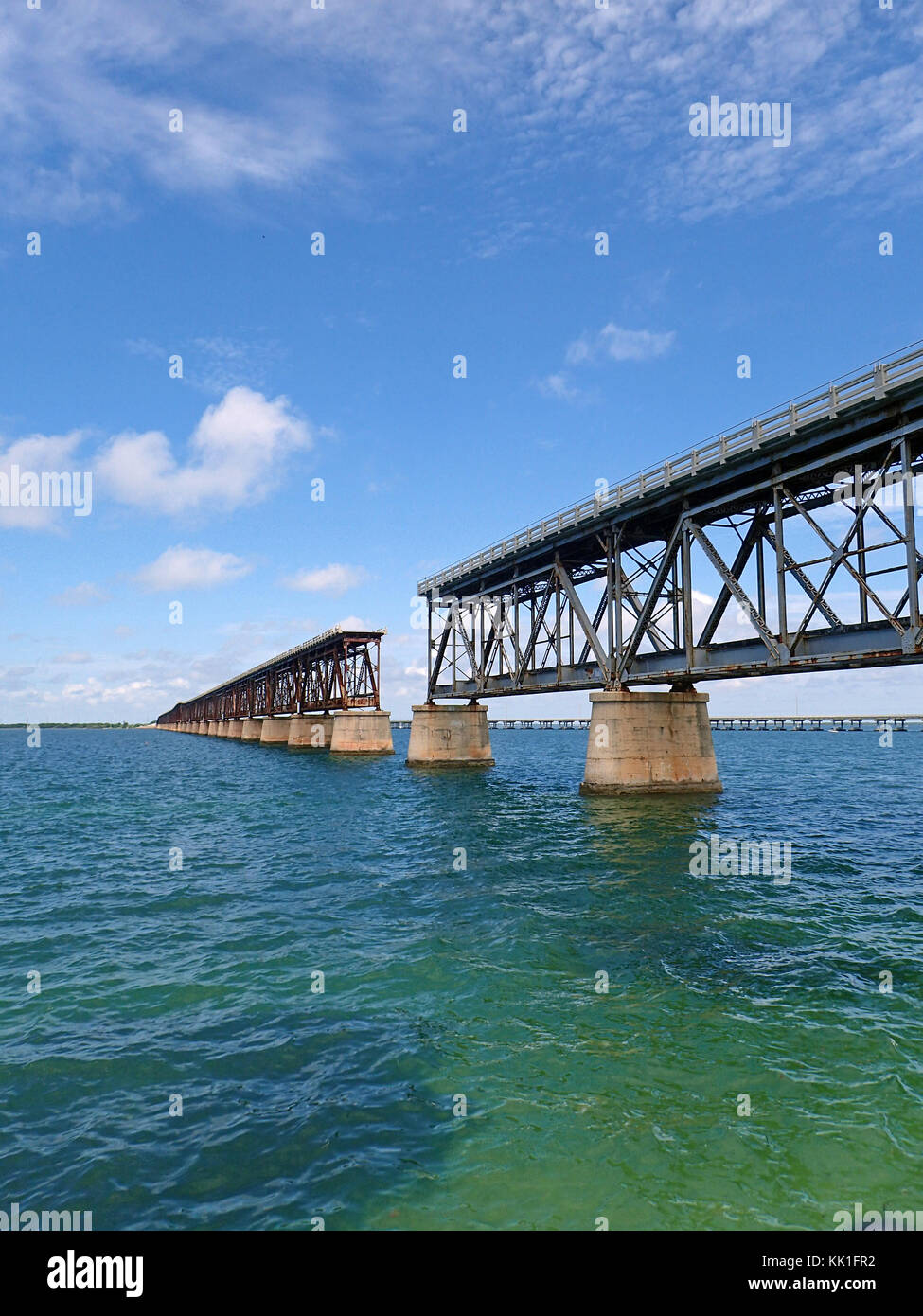 Vieux pont de bahia honda et nouveau dans la distance Banque D'Images