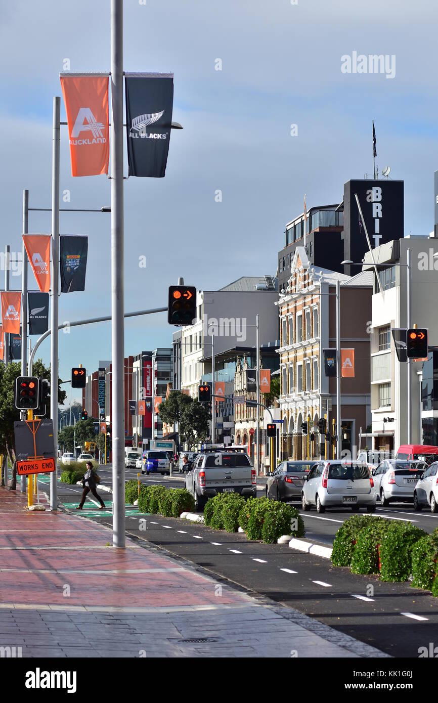 Trafic sur Quay Street dans le centre-ville d'Auckland. Banque D'Images