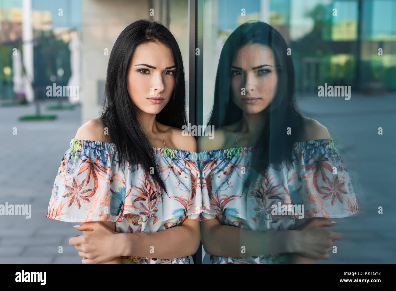 Belle femme dans la rue près de mur avec mirrow Banque D'Images