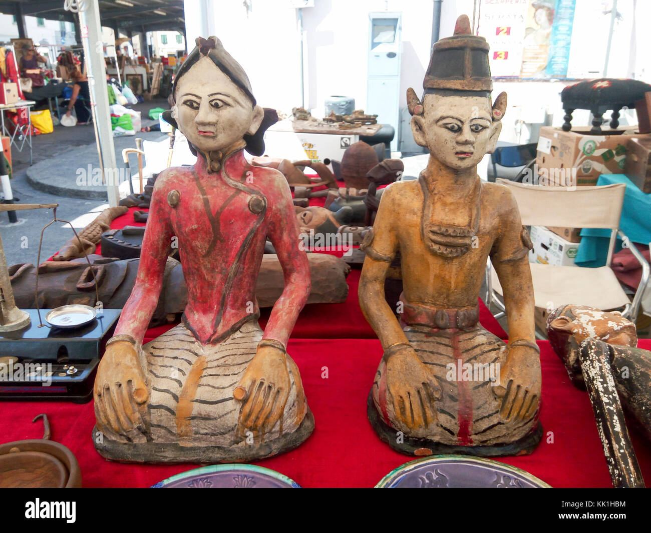 Meubles anciens, hommes et femmes statues représentant le yin et le yang Banque D'Images