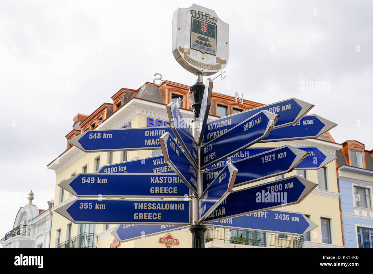 Panneau indiquant la distance et la direction de la soeur des villes de Plovdiv, Bulgarie Banque D'Images