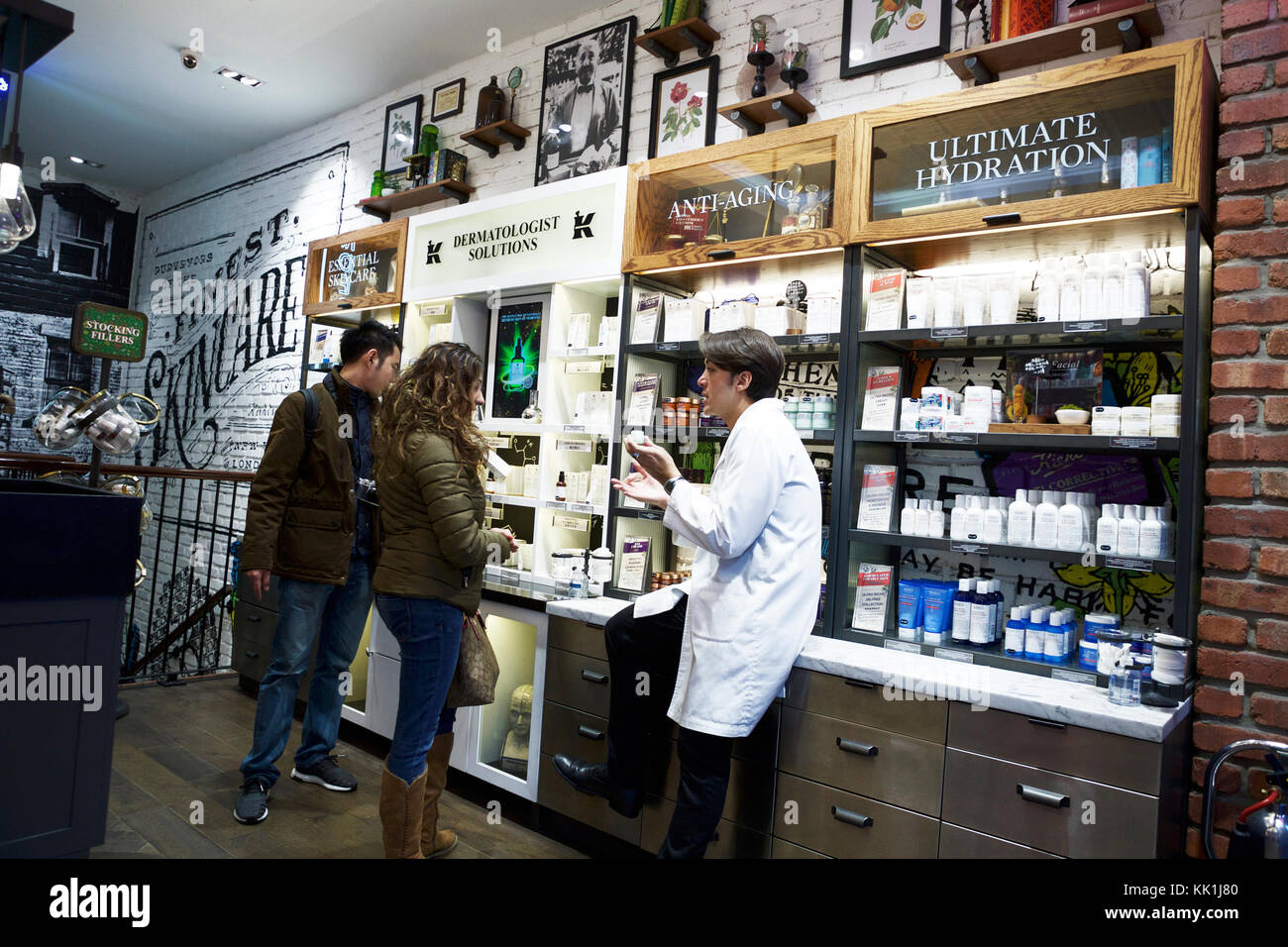 Kiehl à Londres au Royaume-Uni. Voir l'intérieur avec les clients. Banque D'Images