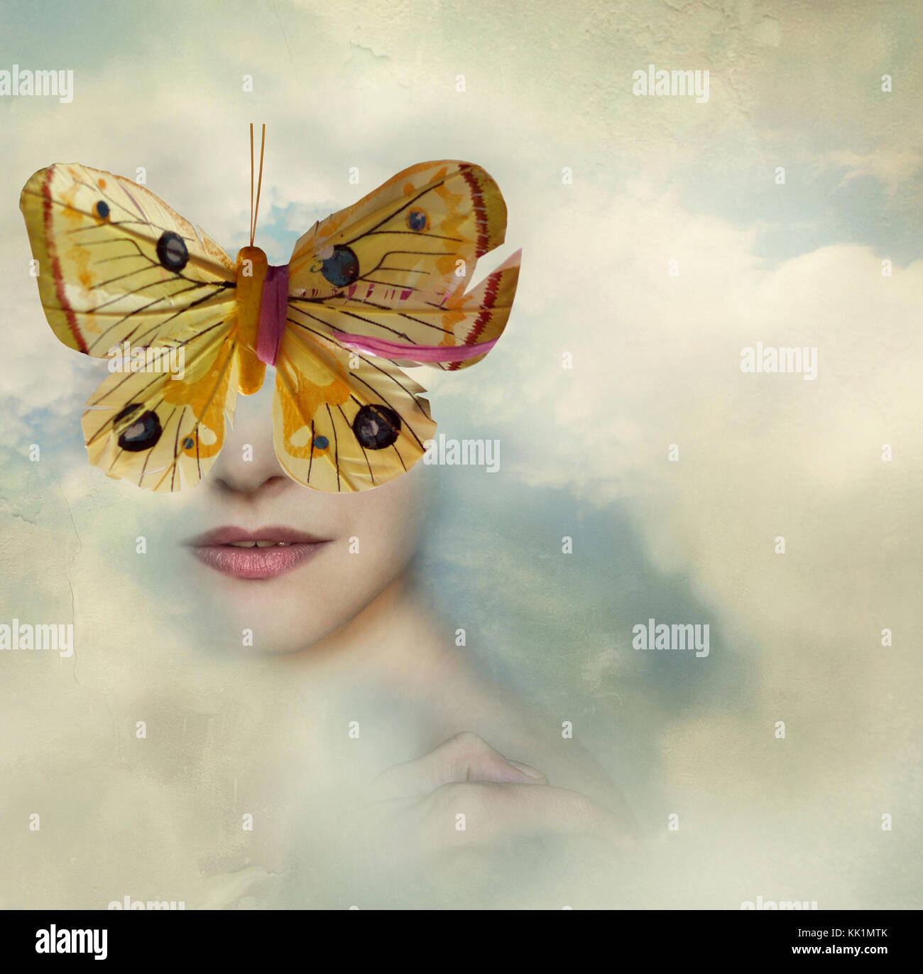 Image surréelle représentant un portrait féminin enveloppé dans les nuages avec un papillon au lieu de ses yeux Banque D'Images