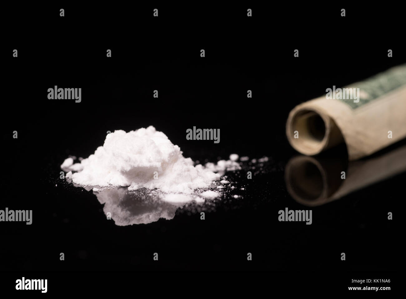 La cocaïne ou d'autres drogues illicites qui sont détectées au moyen d'un tube, isolé sur fond noir brillant Banque D'Images