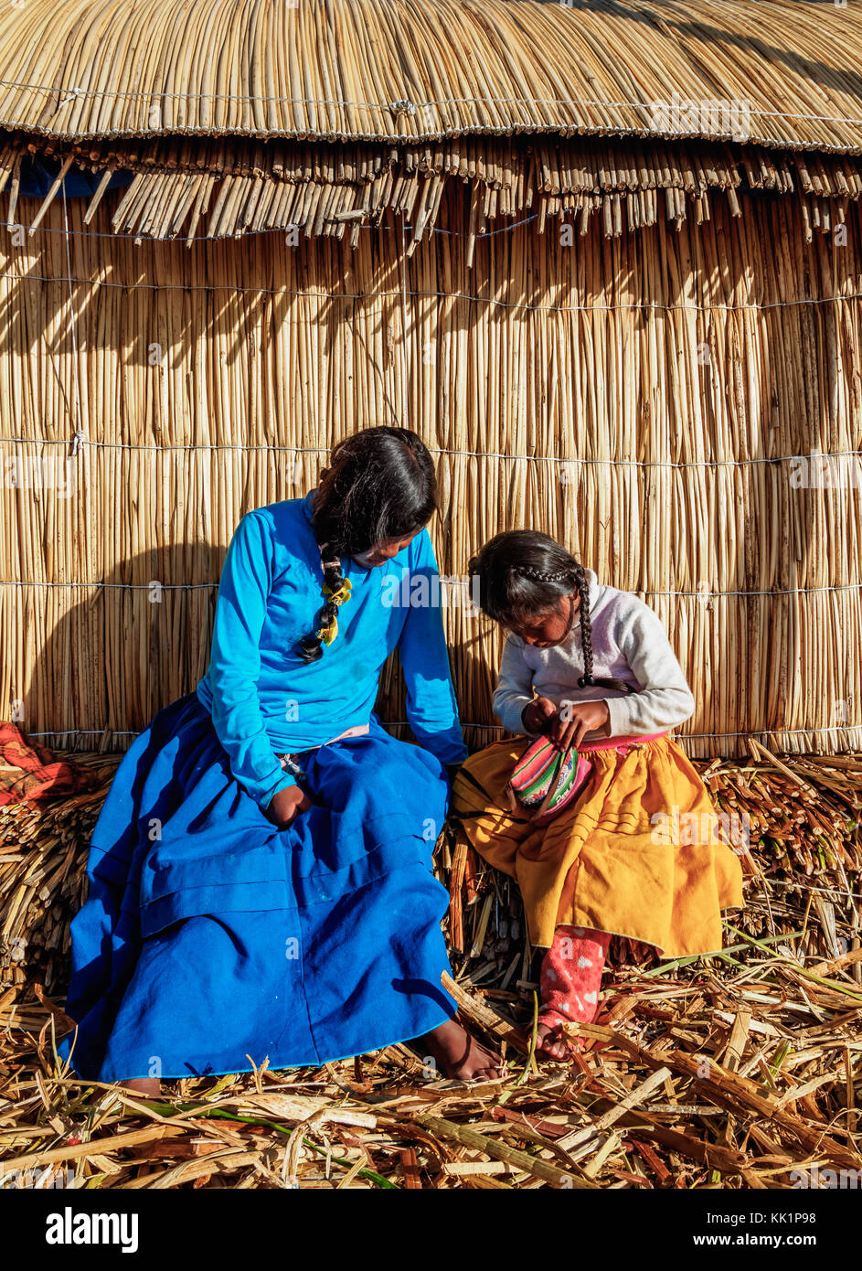 Les enfants autochtones uro, îles flottantes des Uros, lac Titicaca, région de Puno, Pérou Banque D'Images