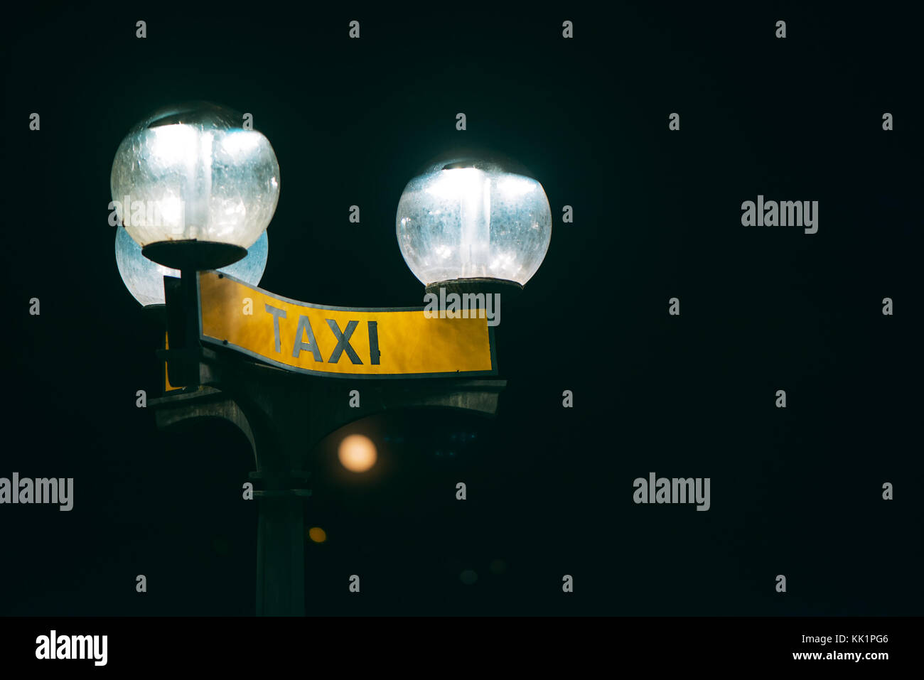 Taxi sign dans la nuit éclairée par la lumière de la rue Banque D'Images