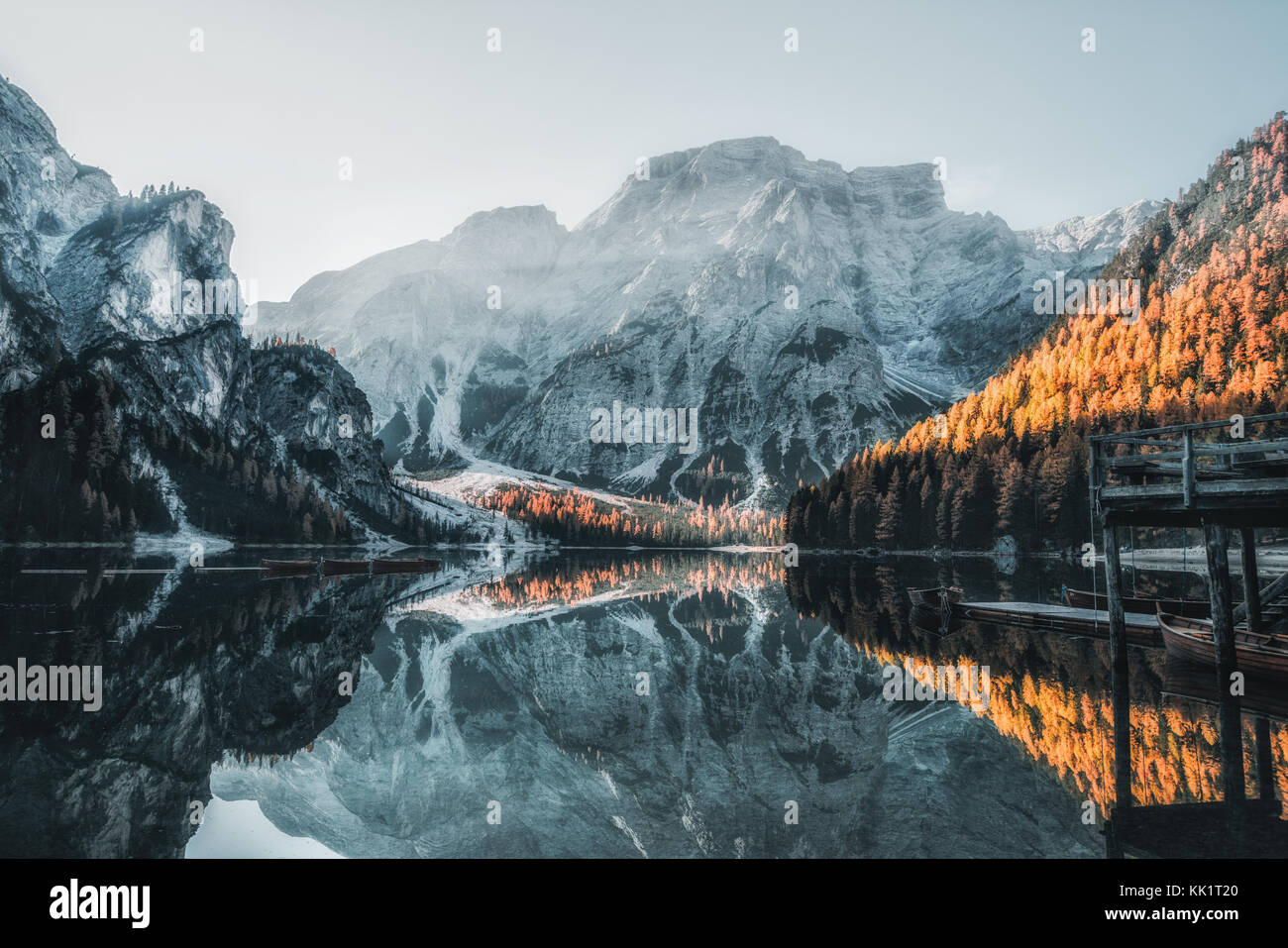 Bateaux sur le lac Braies ( Pragser Wildsee ) dans la région de montagnes des Dolomites, sudtirol, italie Banque D'Images