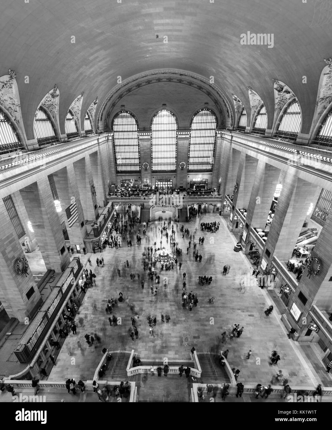 New york city - 28 décembre 2015 : noir et blanc photo de l'hôtel de style beaux-arts avec des gens à Grand Central Terminal de new york au cours de ch Banque D'Images