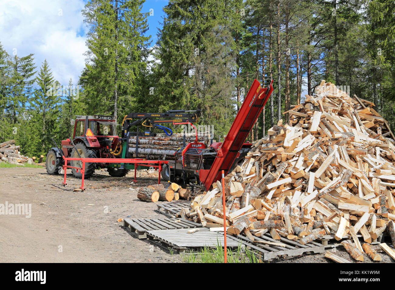 Salo, Finlande - 31 mai 2015 : bois de chauffage palax processeur au bord de bois. La machine est disponible powered par ex. en tracteur. Banque D'Images