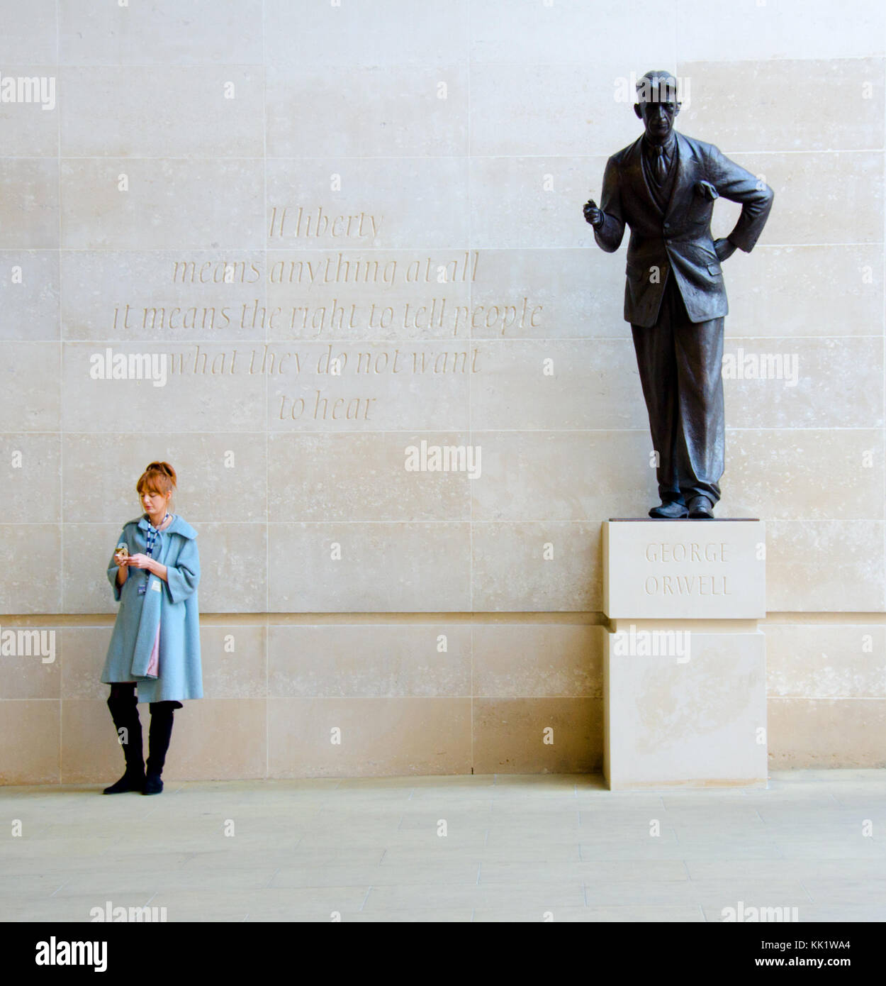 Londres, Angleterre, Royaume-Uni. Nouvelles BBC Broadcasting House : Statue de George Orwell (Eric Arthur Blair, 1903-1950) par Martin Jennings, dévoilé novembre 2017, wi Banque D'Images