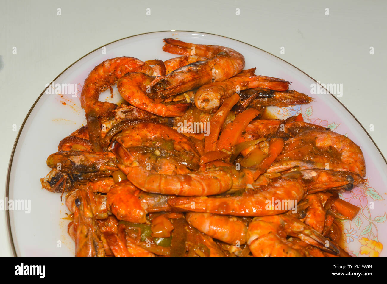 De délicieuses crevettes chaudes faites maison avec la tomate, le poivron, la carotte et l'oignon Banque D'Images