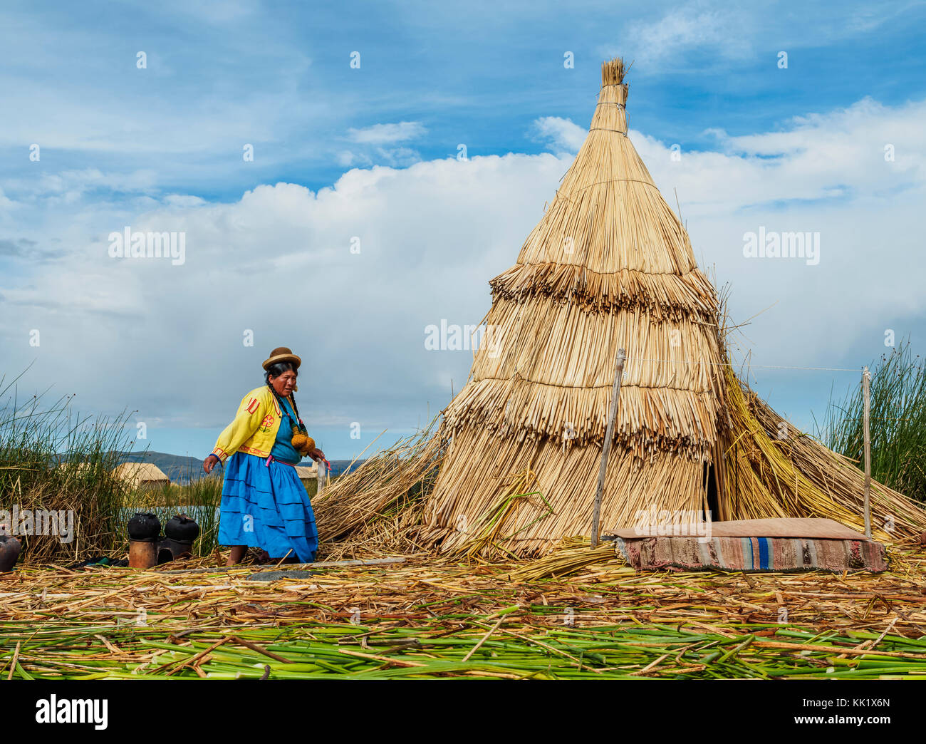 Uro indigènes des îles flottantes Uros, Dame, Lac Titicaca, région de Puno, Pérou Banque D'Images