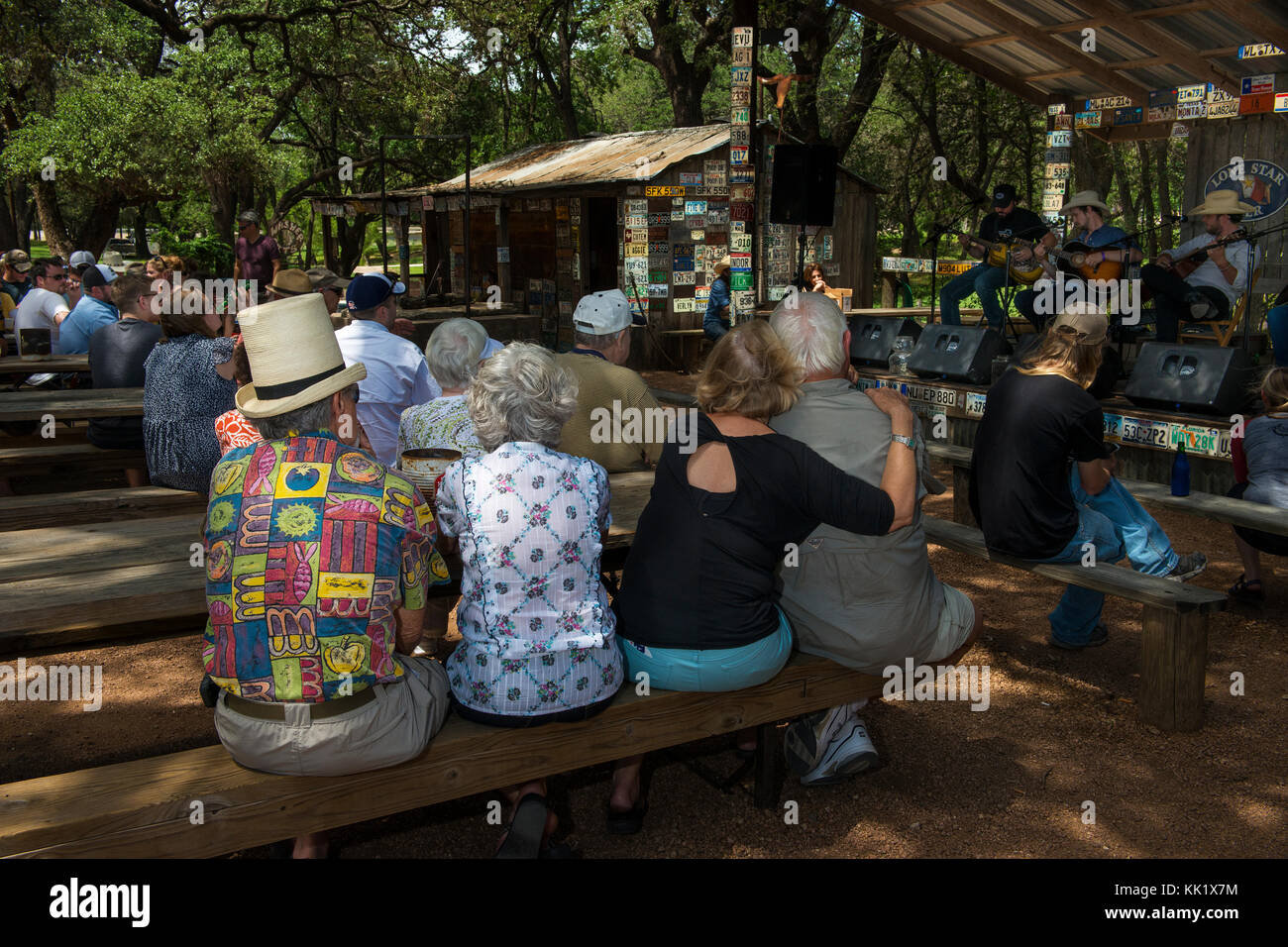 Luckenbach, Texas - 8 juin 2014 : les personnes assistant à un concert de musique country à Luckenbach, Texas, USA. Banque D'Images