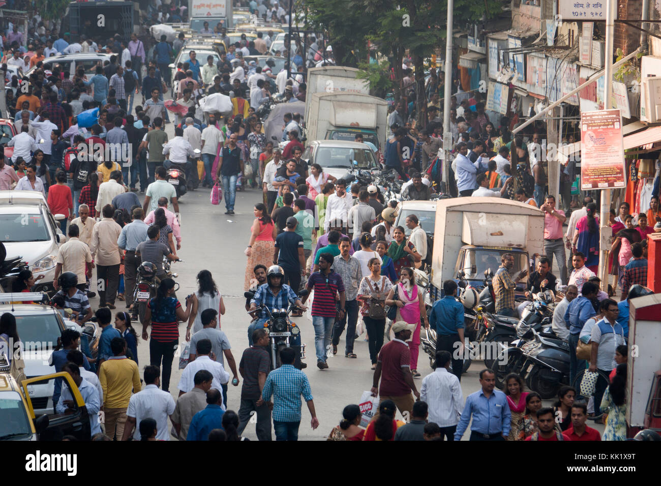 Foule de gens qui font du shopping à Dadar, Mumbai Banque D'Images