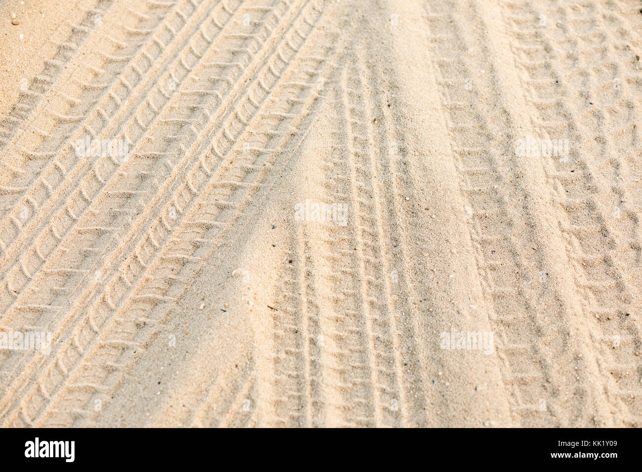 De nombreuses traces de pneus dans le sable à la plage de l'océan de Southampton, Southampton, ny Banque D'Images