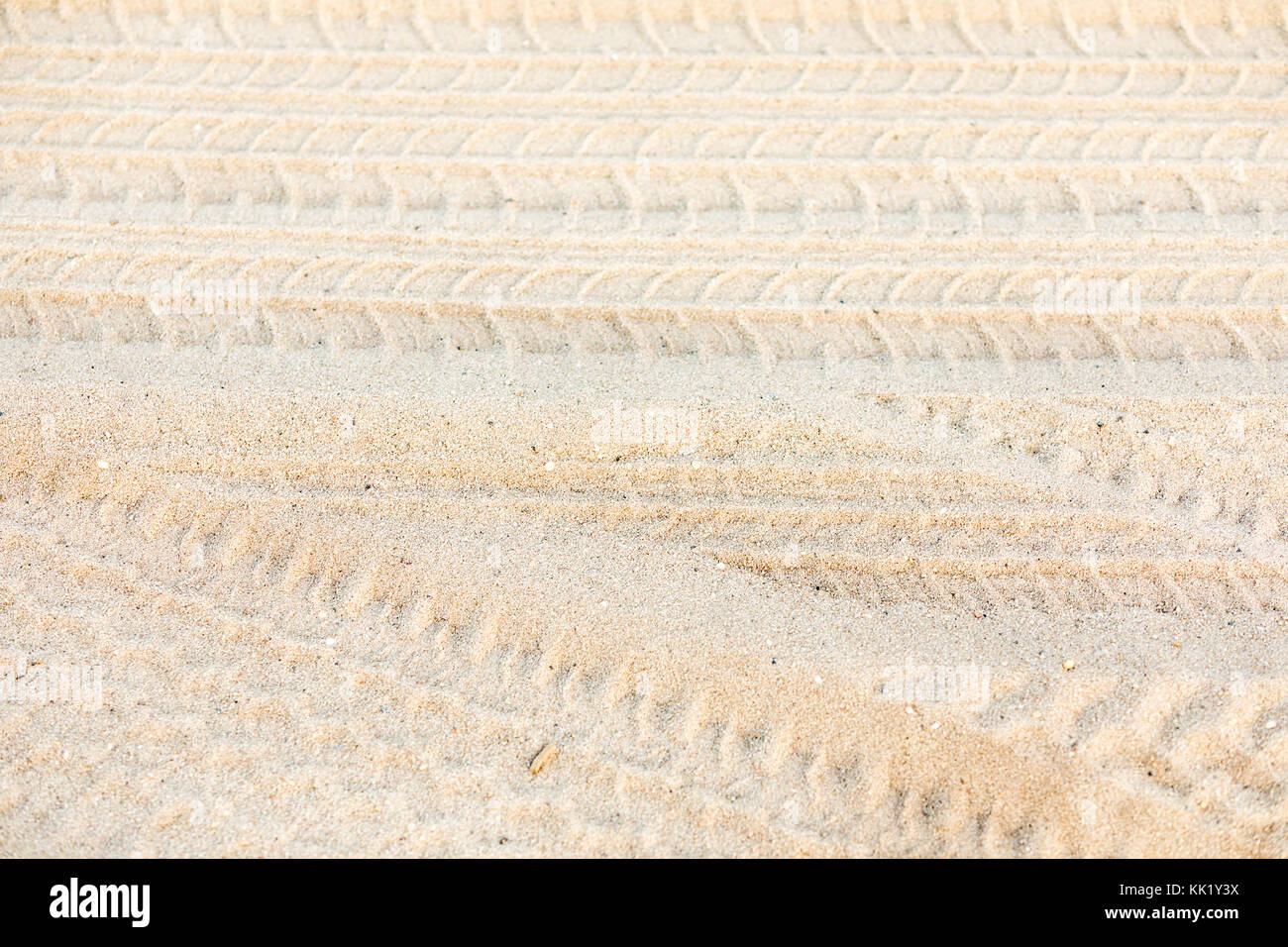 De nombreuses traces de pneus dans le sable à la plage de l'océan de Southampton, Southampton, ny Banque D'Images