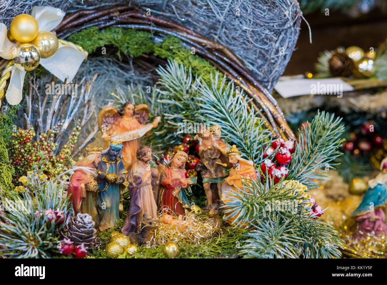 Scène Nativité de Noël avec des figures colorées à la main en bois Banque D'Images