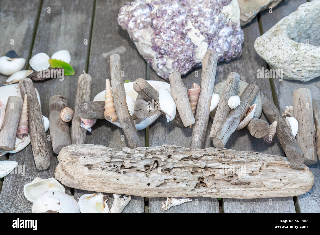 Des coquillages, des bois et des pierres dans un arrangement simple sur un dessus de table Banque D'Images
