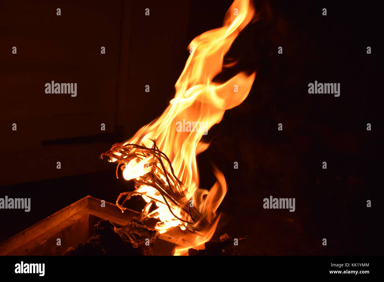 Flamme, brûler des bâtons, flammes semblables à du verre Photo Stock - Alamy