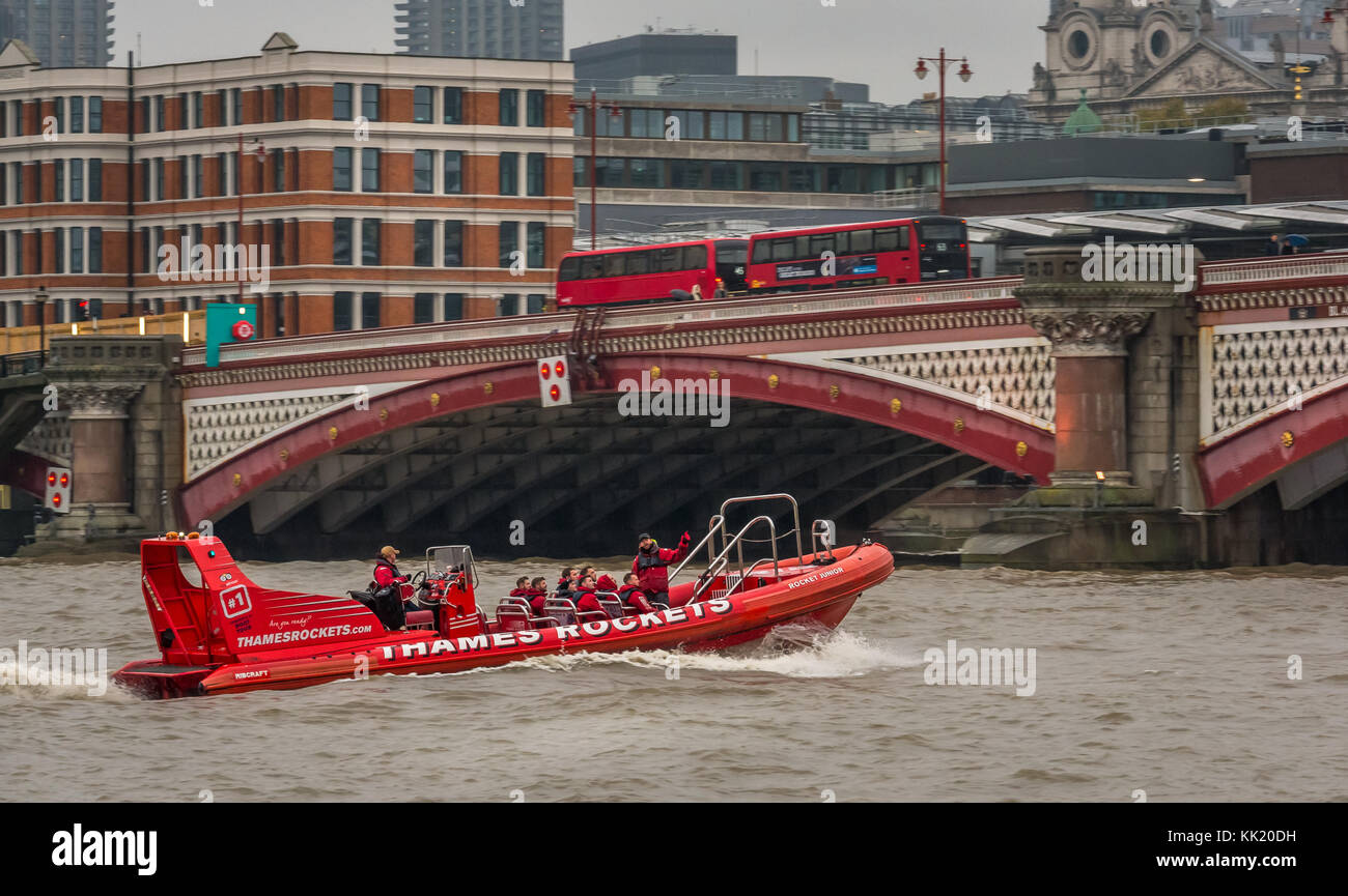 Fusée Thames Rigid Inflatable Boat aventure touristique à Southwark, Londres Tamise avec les bus et la Cathédrale St Paul, England, UK Banque D'Images