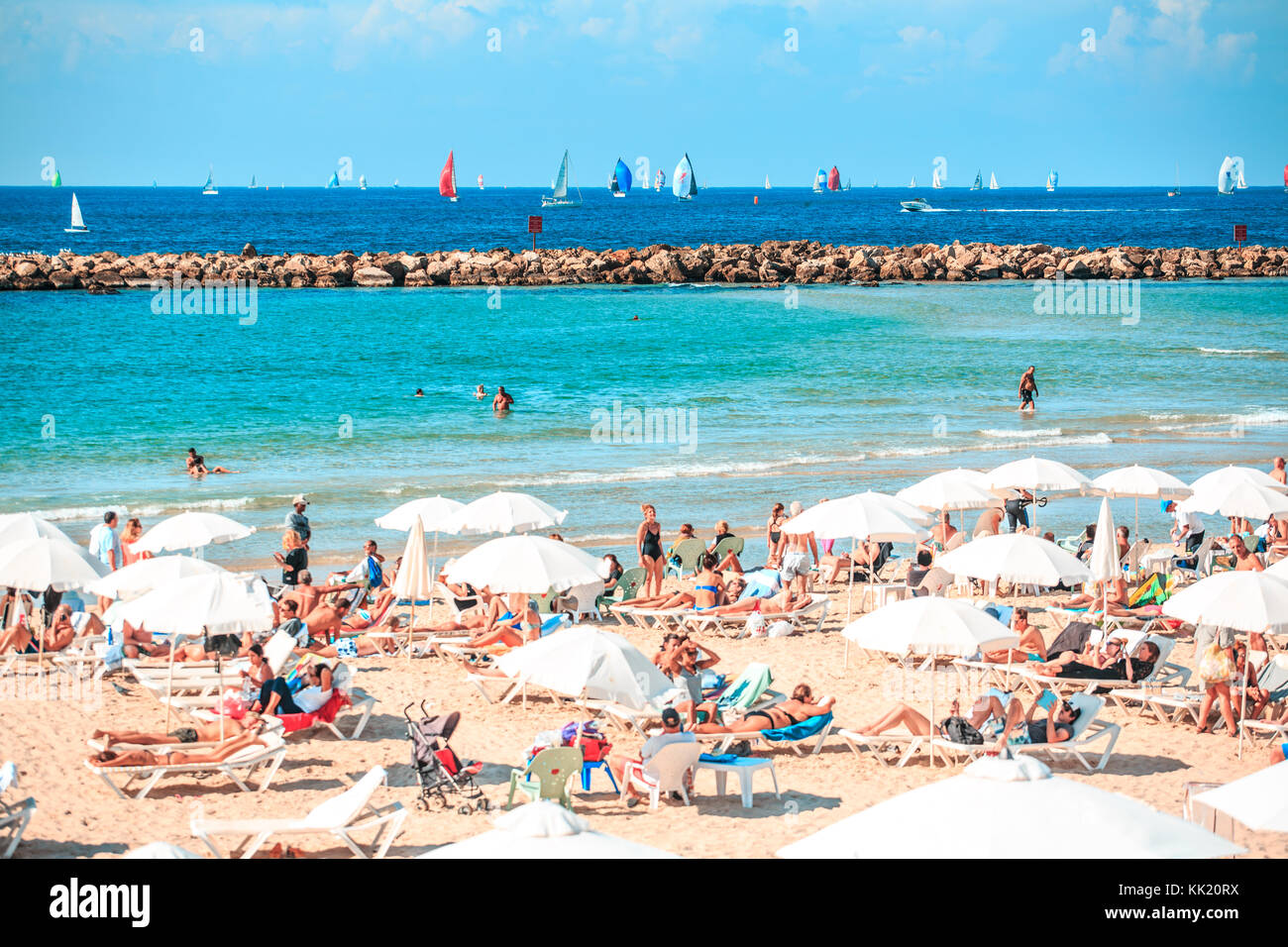 Plage animée sur un week-end à Tel Aviv, Israël. Banque D'Images