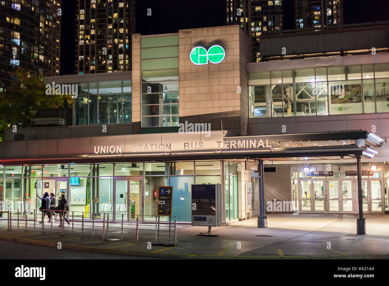 Toronto, Canada - 16 octobre 2017 : le terminal de bus Union Station illuminé la nuit. Ville de Toronto, Canada Banque D'Images