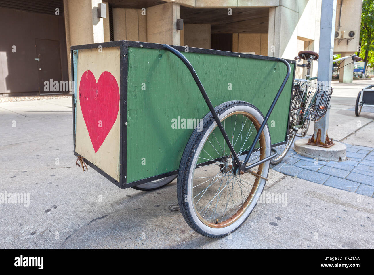 Vélo avec une remorque stationnée au centre-ville, dans la ville Banque D'Images